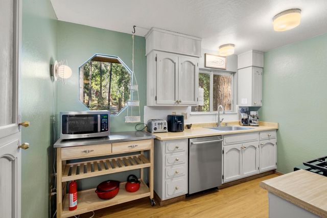 1800 Medina Dr, Arnold, CA 95223