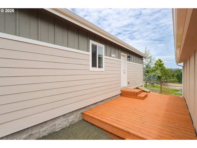 425 PROVIDENCE Dr, Reedsport, OR 97467