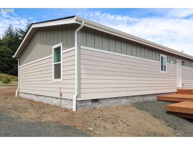 425 PROVIDENCE Dr, Reedsport, OR 97467