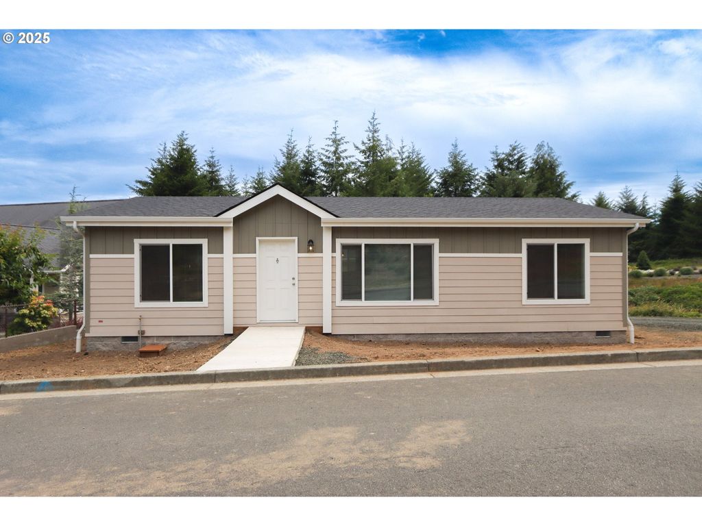 425 PROVIDENCE Dr, Reedsport, OR 97467