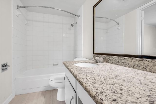 14715 Barryknoll Lane 124, Houston, TX 77079