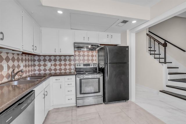 14715 Barryknoll Lane 124, Houston, TX 77079