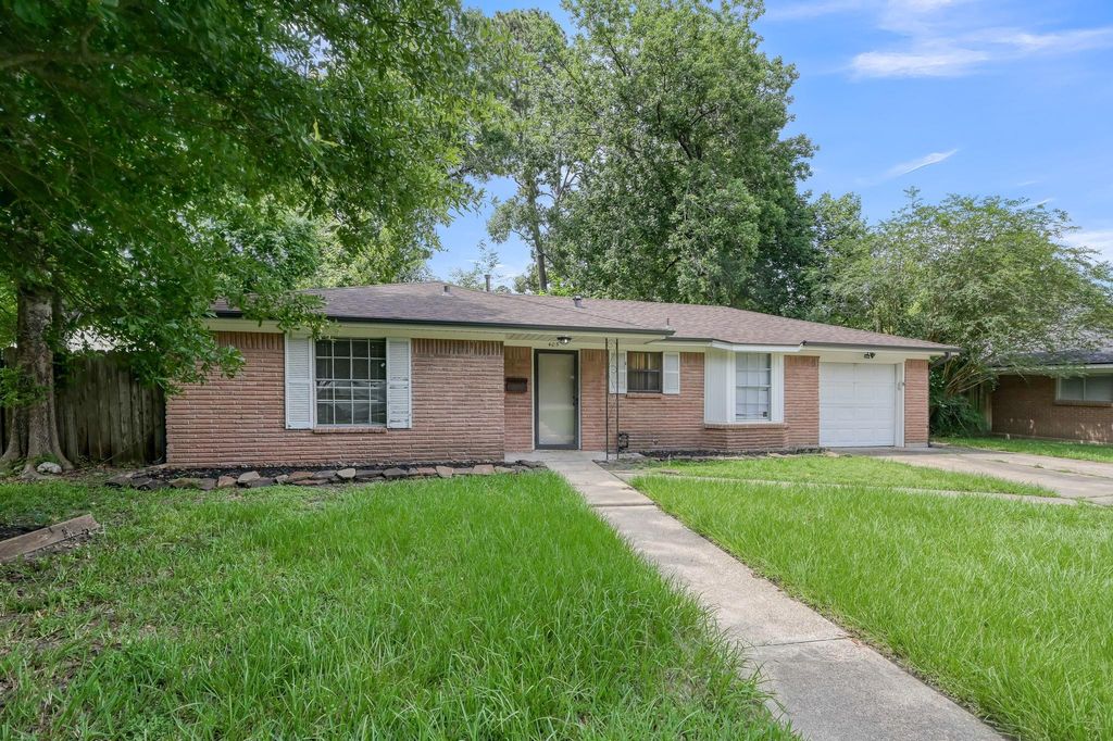 405 Wilson Road, Conroe, TX 77301