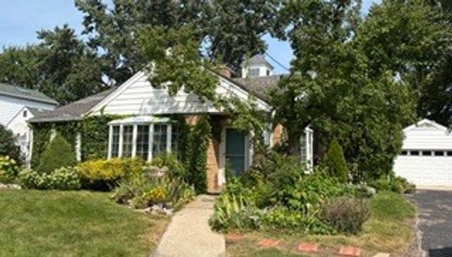 350 Ridgewood Avenue, Glen Ellyn, IL 60137
