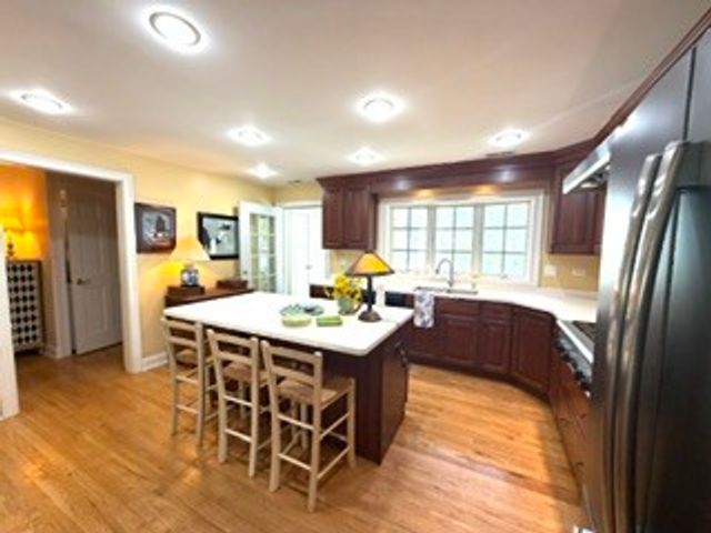 350 Ridgewood Avenue, Glen Ellyn, IL 60137