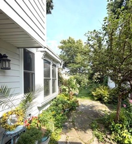 350 Ridgewood Avenue, Glen Ellyn, IL 60137