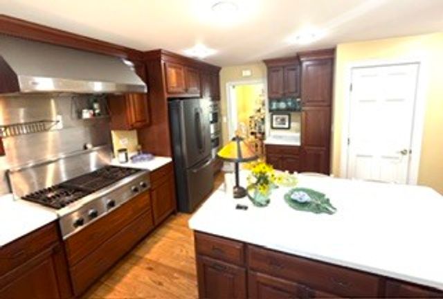 350 Ridgewood Avenue, Glen Ellyn, IL 60137