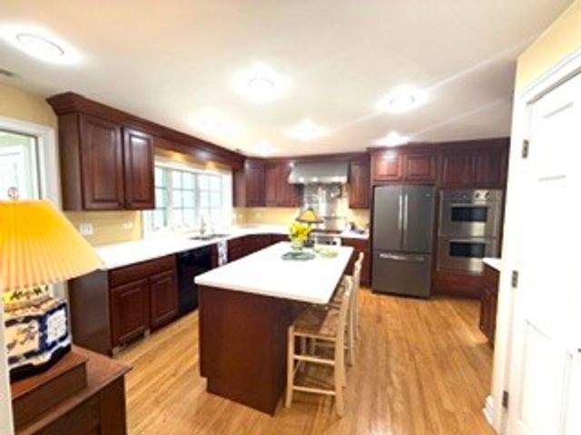 350 Ridgewood Avenue, Glen Ellyn, IL 60137