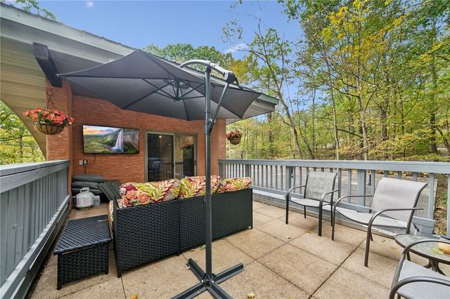 1123 Juanita Dr, Robinson Twp, PA 15108