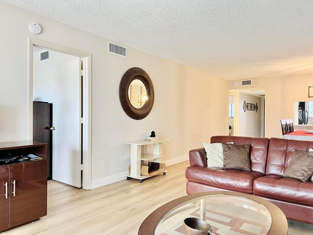 4725 E Lucerne Lakes Blvd Boulevard E 311, Lake Worth, FL 33467