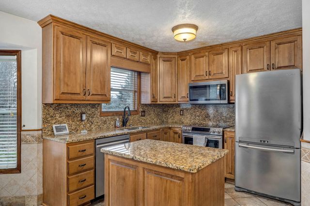 3878 S Leawood Avenue, Springfield, MO 65807