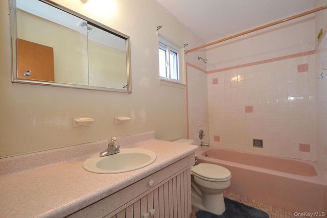 10 Maureen Drive, Hauppauge, NY 11788
