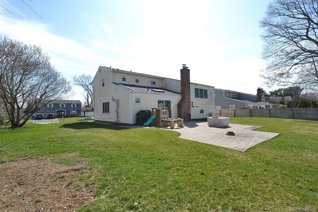 10 Maureen Drive, Hauppauge, NY 11788