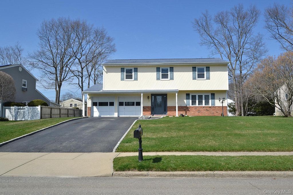 10 Maureen Drive, Hauppauge, NY 11788