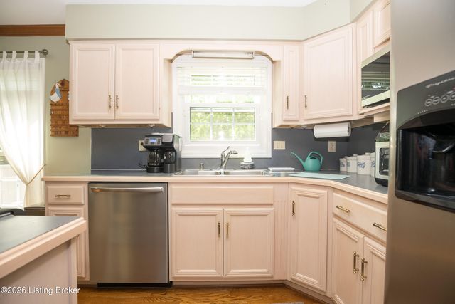7102 Old Heady Rd, Louisville, KY 40299