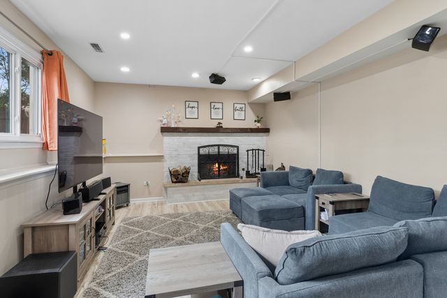 407 Greenfield Road, Shorewood, IL 60404