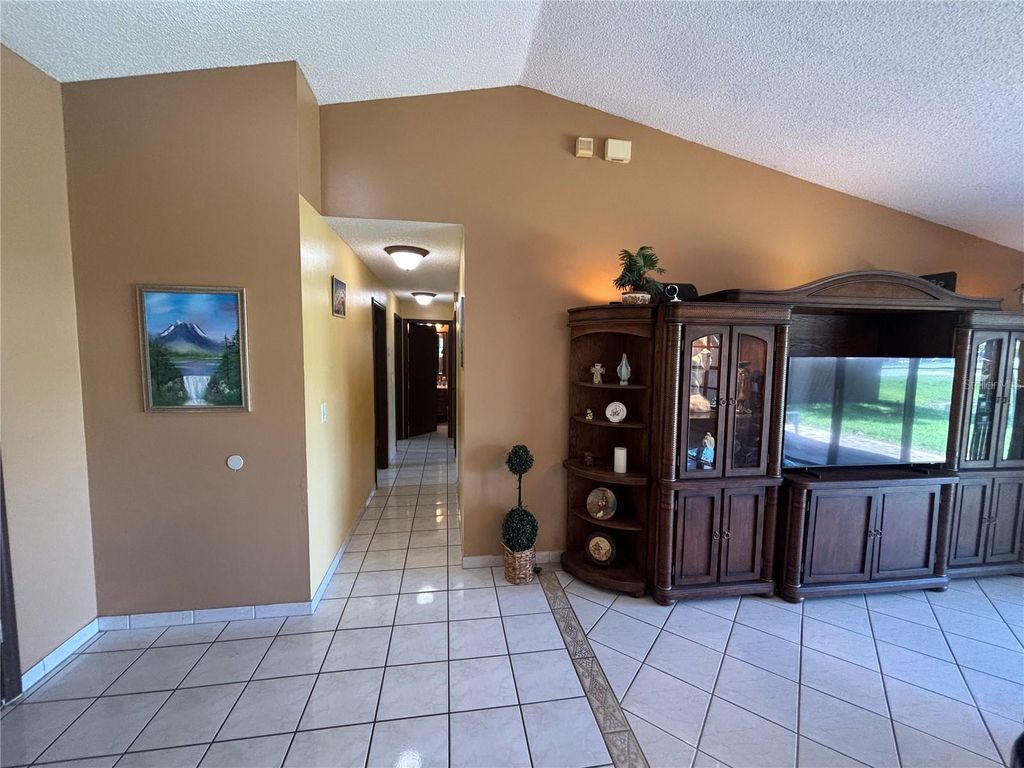 Image 15 of property listing at 9840 BALMORAL CIRCLE, Orlando, FL 32817