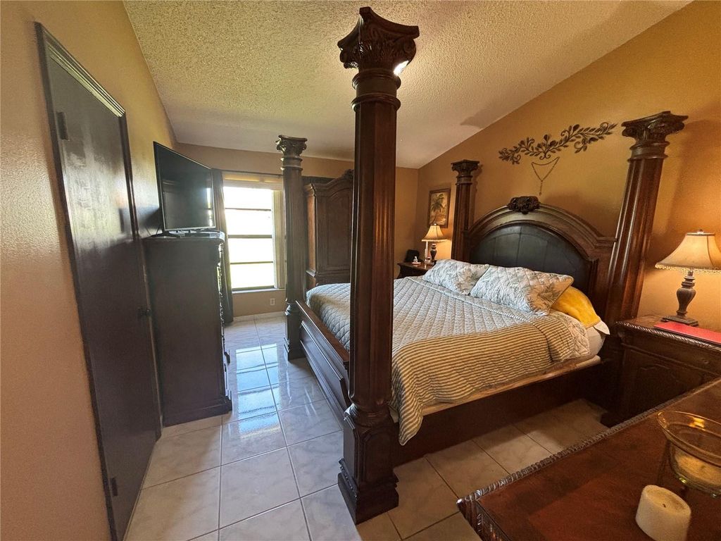 Image 17 of property listing at 9840 BALMORAL CIRCLE, Orlando, FL 32817