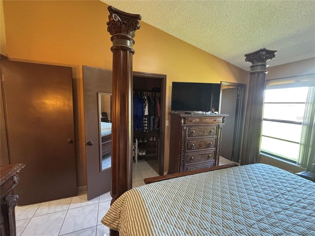 Image 18 of property listing at 9840 BALMORAL CIRCLE, Orlando, FL 32817
