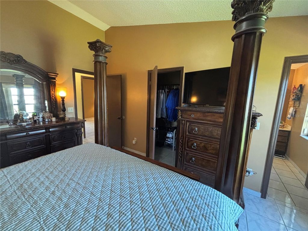 Image 19 of property listing at 9840 BALMORAL CIRCLE, Orlando, FL 32817