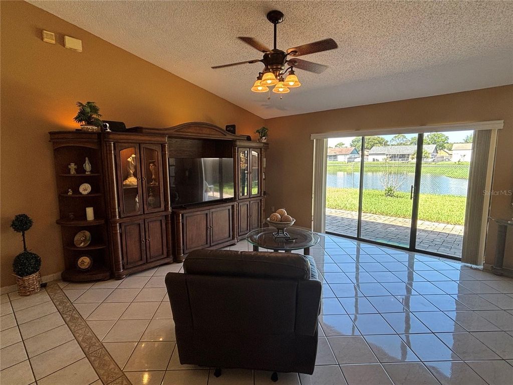 Image 5 of property listing at 9840 BALMORAL CIRCLE, Orlando, FL 32817