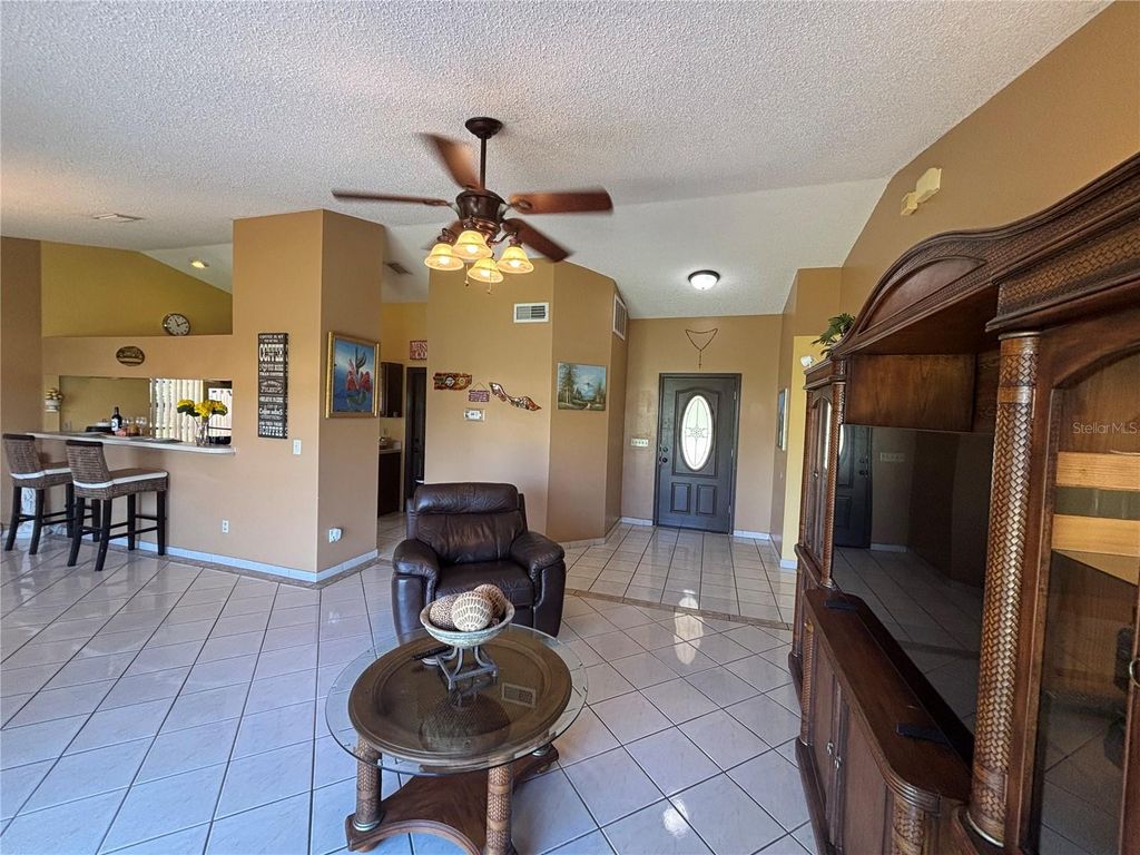 Image 6 of property listing at 9840 BALMORAL CIRCLE, Orlando, FL 32817