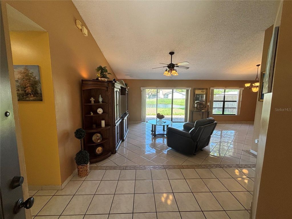 Image 7 of property listing at 9840 BALMORAL CIRCLE, Orlando, FL 32817