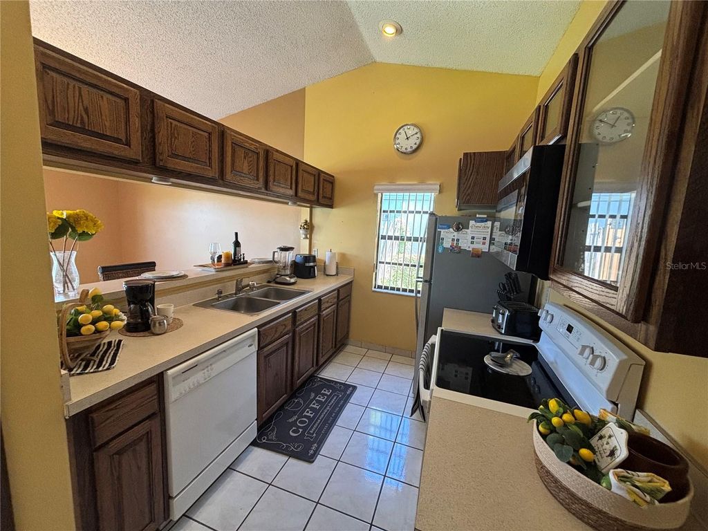 Image 9 of property listing at 9840 BALMORAL CIRCLE, Orlando, FL 32817