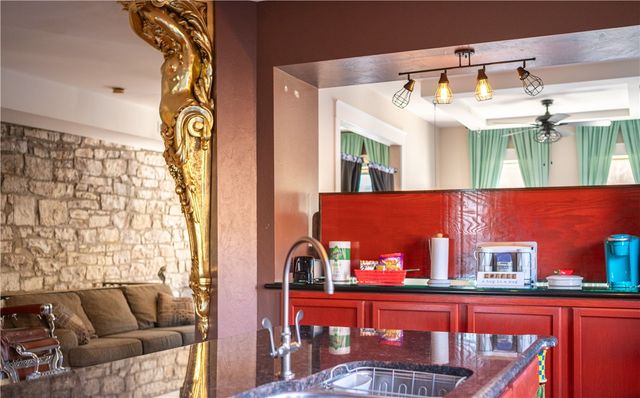 87 Spring Street, Eureka Springs, AR 72632