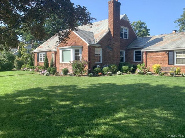5 Glenwood Lane, East Hills, NY 11577