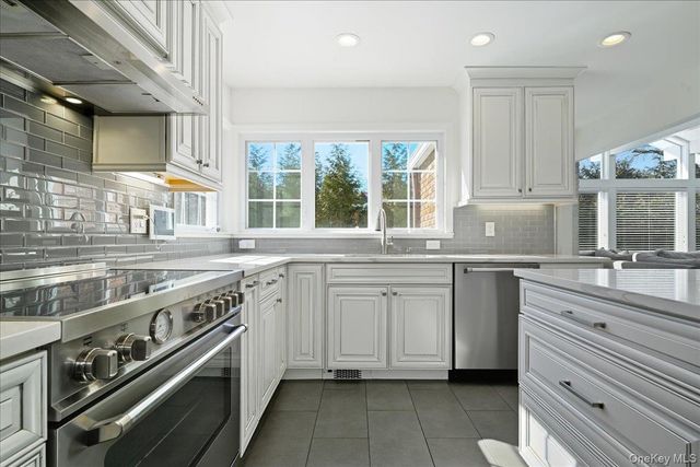 5 Glenwood Lane, East Hills, NY 11577