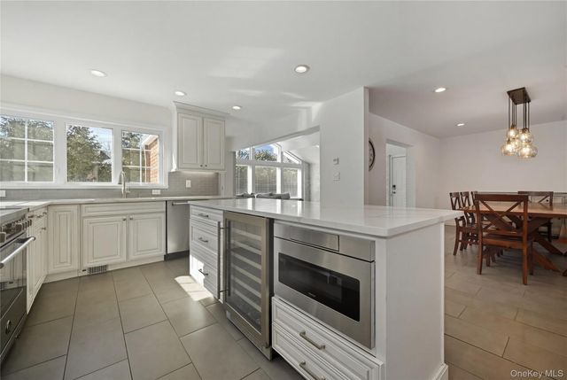 5 Glenwood Lane, East Hills, NY 11577