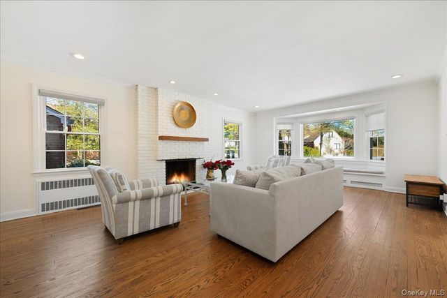 5 Glenwood Lane, East Hills, NY 11577