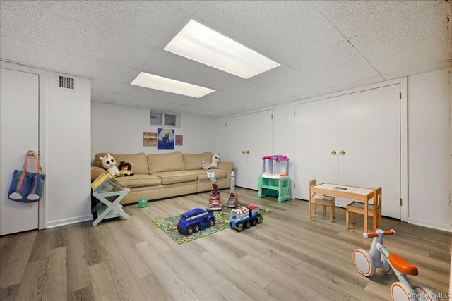 5 Glenwood Lane, East Hills, NY 11577