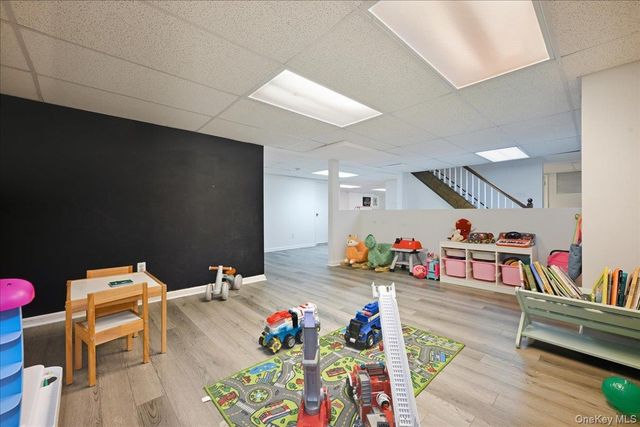 5 Glenwood Lane, East Hills, NY 11577