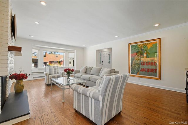 5 Glenwood Lane, East Hills, NY 11577