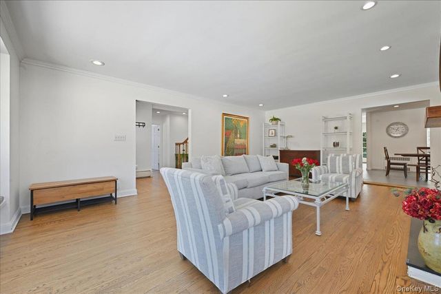 5 Glenwood Lane, East Hills, NY 11577