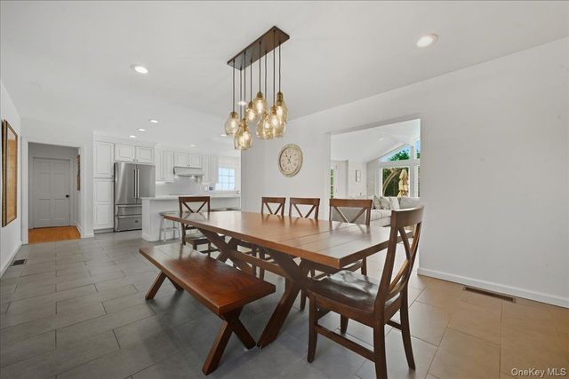 5 Glenwood Lane, East Hills, NY 11577