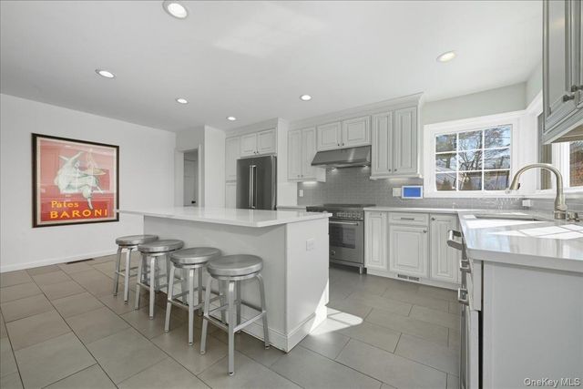 5 Glenwood Lane, East Hills, NY 11577