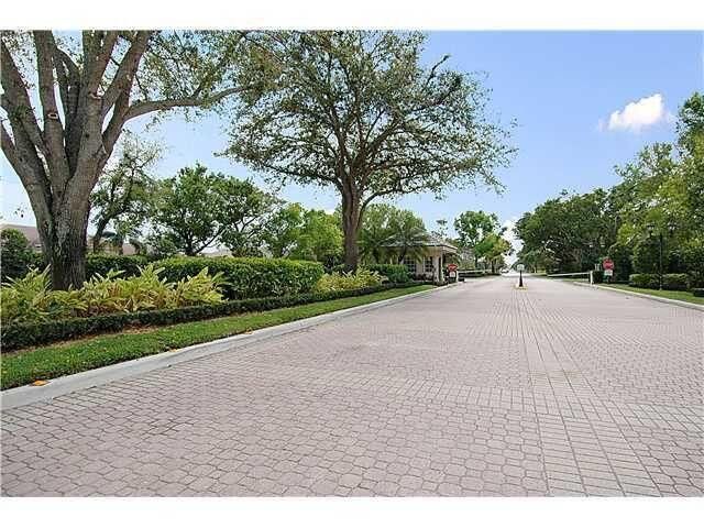 8631 Steeplechase Drive, Palm Beach Gardens, FL 33418