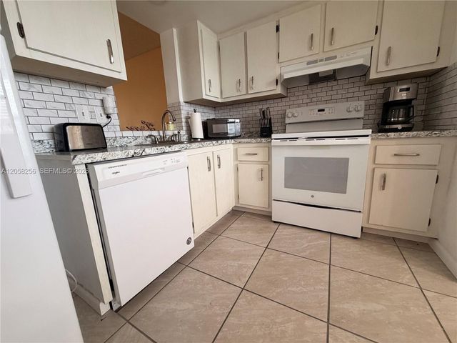 7620 NW 18th Street 403, Margate, FL 33063