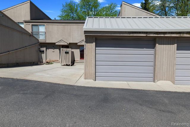 794 Oak Brook Ridge Drive, Rochester Hills, MI 48307
