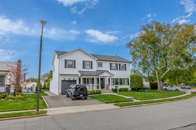 8 Piper Place, Old Bethpage, NY 11804