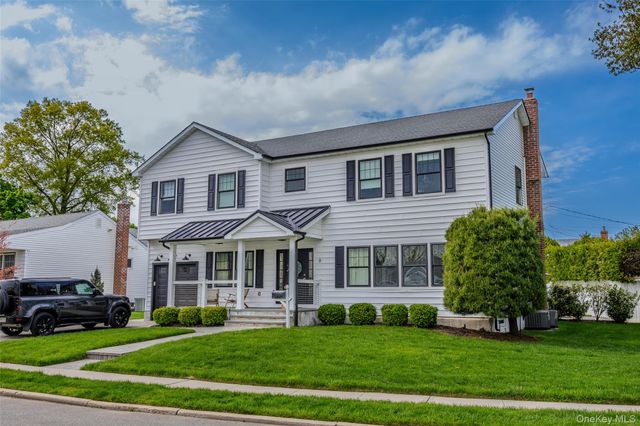 8 Piper Place, Old Bethpage, NY 11804