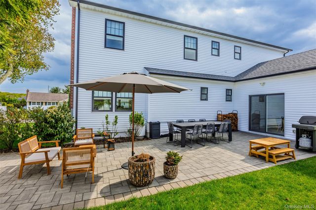 8 Piper Place, Old Bethpage, NY 11804