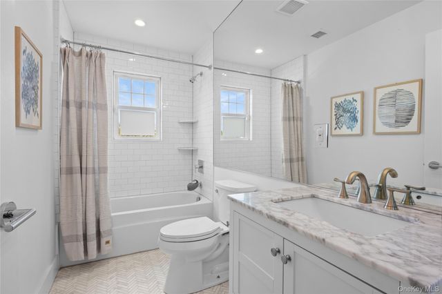 8 Piper Place, Old Bethpage, NY 11804