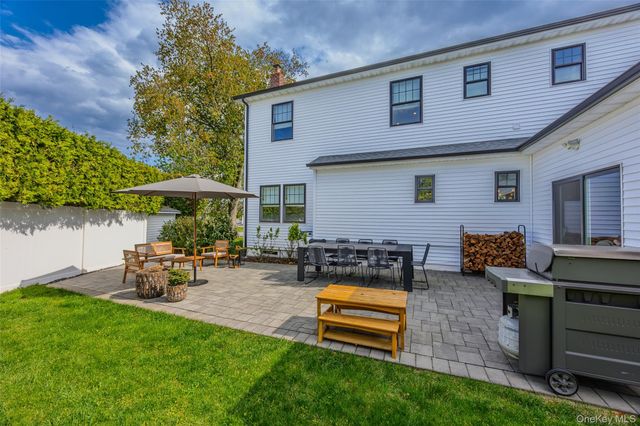 8 Piper Place, Old Bethpage, NY 11804