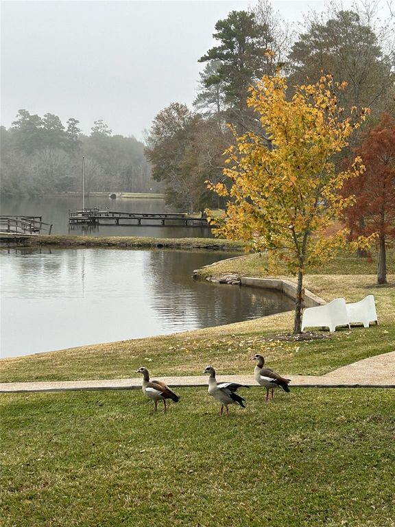 130 Sunset Lake, Huntsville, TX 77340