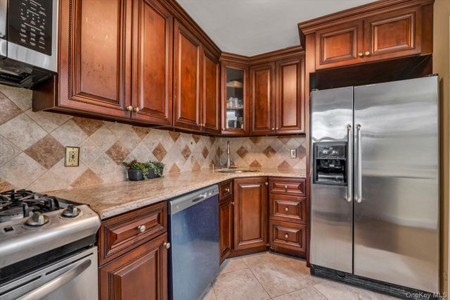 44 Terrace Circle 1D, Great Neck, NY 11021