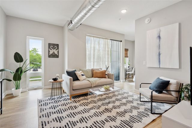 450 SW 7th Street 205, Des Moines, IA 50309